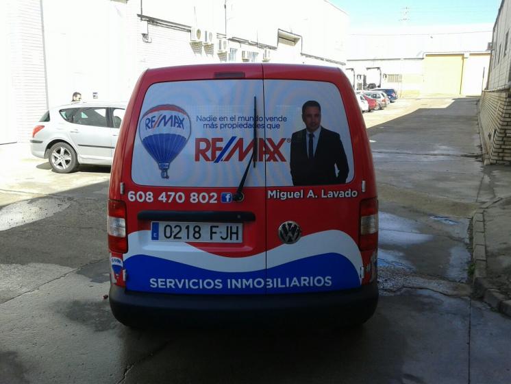 Rotulación de furgoneta en vinilo impresión digital fundido. Inmobiliarias Remax Sevilla. 