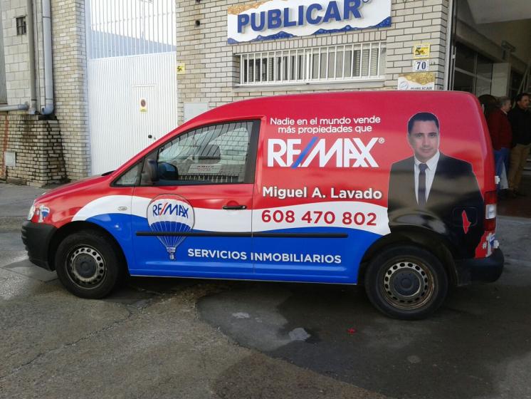 Rotulación de furgoneta en vinilo de impresión digital funfifo. Inmobiliarias Remax Sevilla. 
