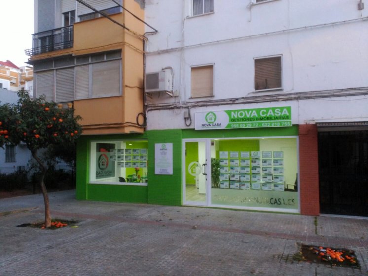 Rotulación de vinilo ácido plata en cristal. Inmobiliaria Nova Casa Sevilla