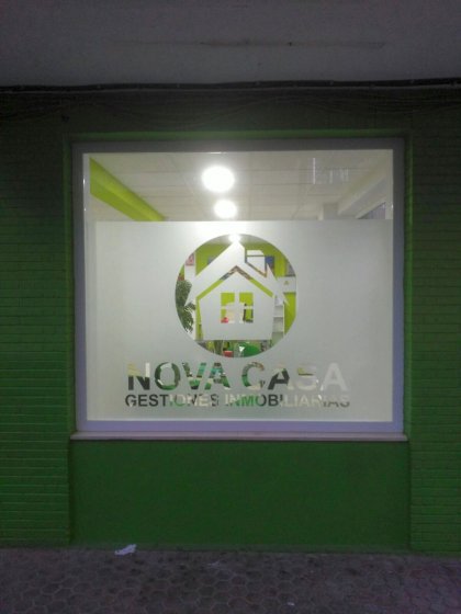 Rotulación de vinilo ácido plata en cristal. Inmobiliaria Nova Casa Sevilla