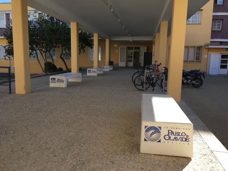 Rotulación en vinilo de bancos. Universidad Pablo de Olavide Sevilla