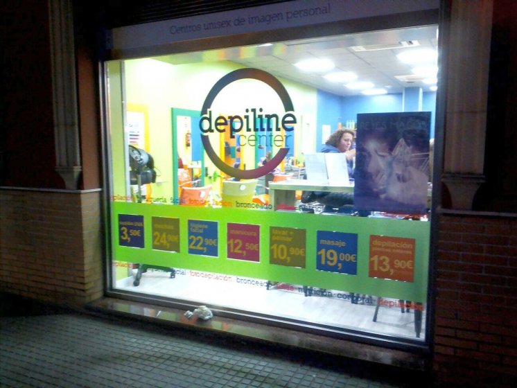 Rotulaci&oacute;n de vinilos en cristal. Depiline Center Dos Hermanas Sevilla