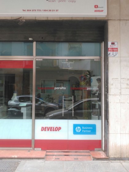 Rotulación de vinilos en cristal. Ragazzoni Peralta Sevilla