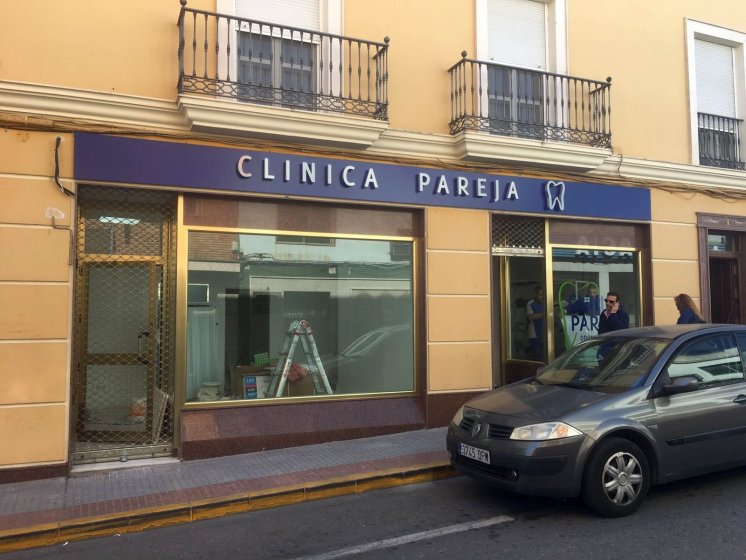 R&oacute;tulo Bandeja de dib&oacute;n con letras corp&oacute;reas en acero inoxidable con led. Cl&iacute;nica Pareja en Dos hermanas Sevilla.