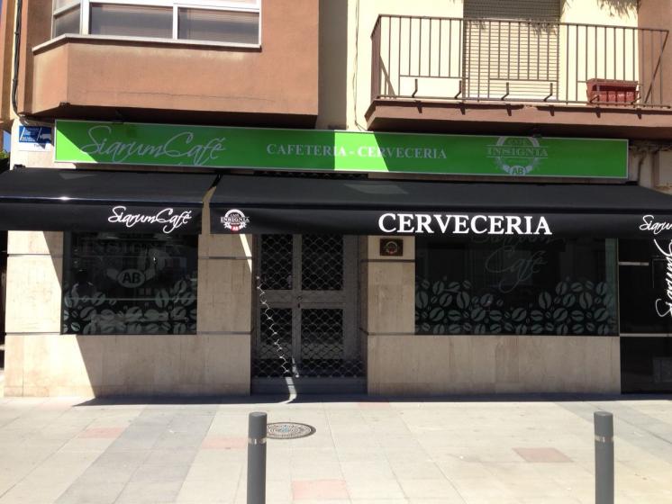 R&oacute;tulo cartel en chapa rotulado en vinilo. Cafeter&iacute;a Sigrun cafe Utrera