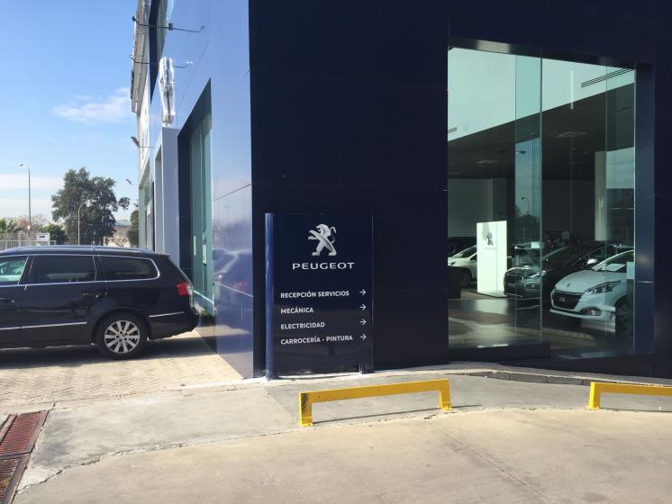 Rótulo cartel con rotulación Directorio Peugeot Automares, Sueminencia Sevilla