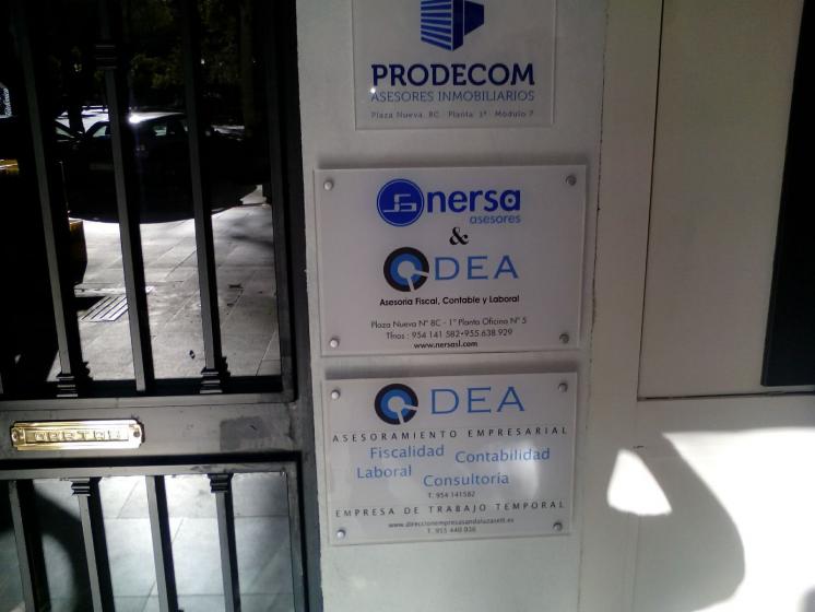 Rótulo cartel con rotulación Placa Odea Sevilla