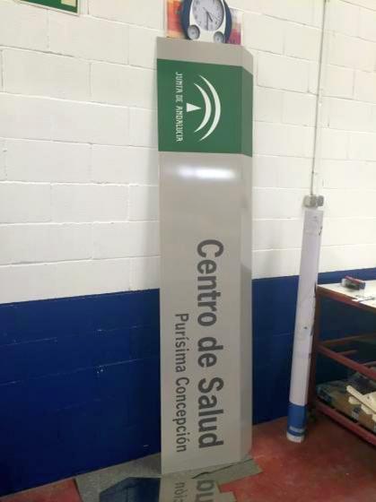 R&oacute;tulo Cartel Frente corporativo de acero inoxidable Junta de Andaluc&iacute;a. Centro de salud Pur&iacute;sima Concepci&oacute;n. Ja&eacute;n