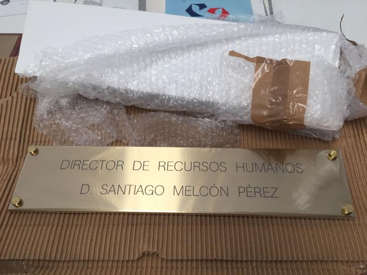 Rótulo cartel de latón Universidad de Sevilla. Rectorado zona noble. Latón grabado en bajo relieve + peana de madera