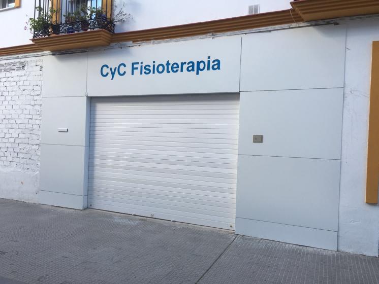 R&oacute;tulo cartel letras corp&oacute;reas. CYC Fisioterapia Sevilla. letras en pvc lacadas.