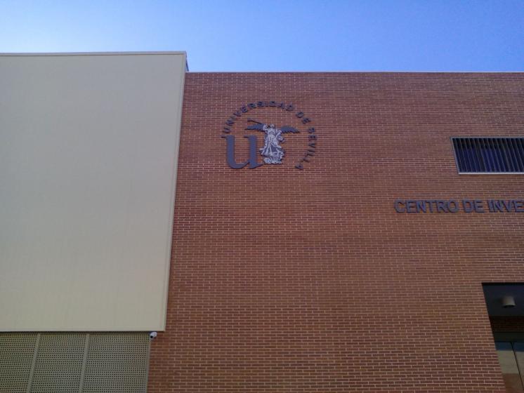 R&oacute;tulo cartel letras corp&oacute;reas. Edificio CEA. Centro de Investigaci&oacute;n Tecnolog&iacute;a e Innovaci&oacute;n de la Universidad de Sevilla.