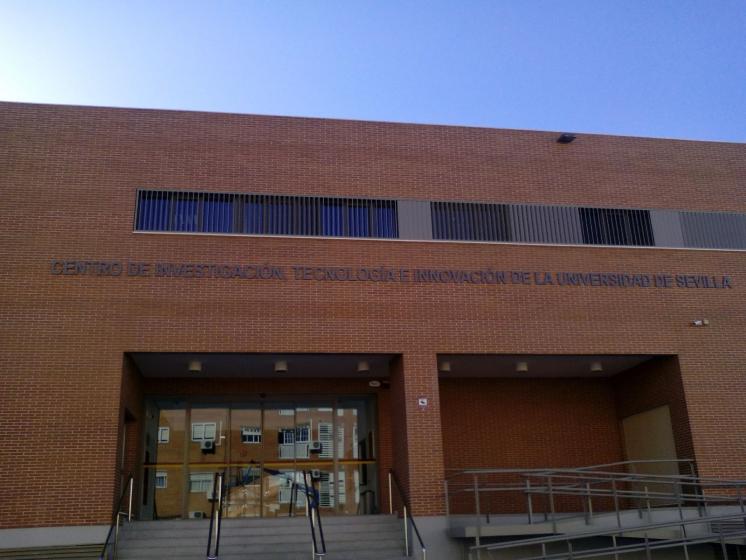 R&oacute;tulo cartel letras corp&oacute;reas. Edificio CEA. Centro de Investigaci&oacute;n Tecnolog&iacute;a e Innovaci&oacute;n de la Universidad de Sevilla.