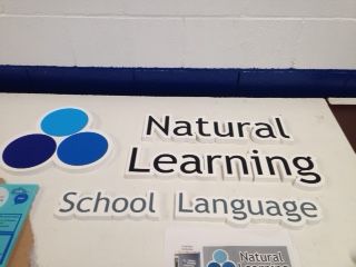 R&oacute;tulo cartel letras corp&oacute;reas. Natural Learning, escuela en Montequinto Dos Hermanas Sevilla