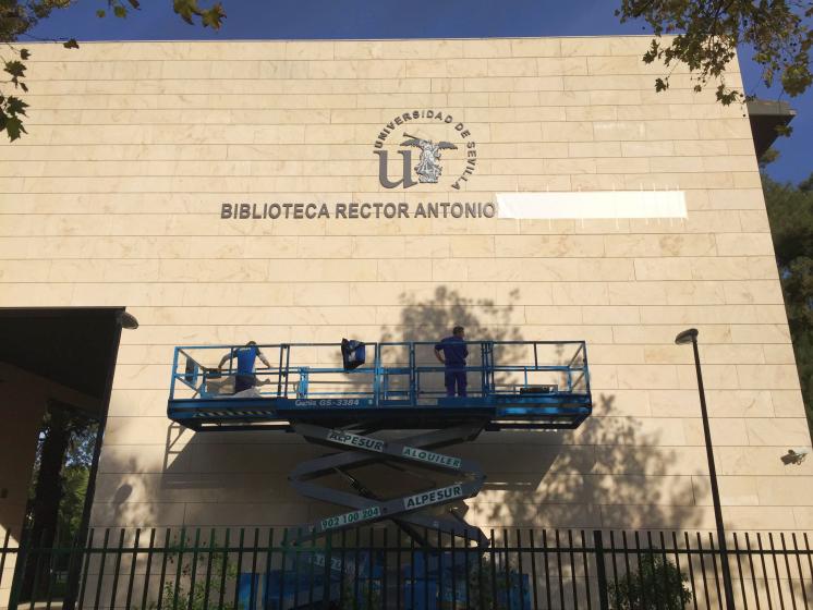 R&oacute;tulo cartel letras corp&oacute;reas. Universidad de Sevilla, Biblioteca Rector Antonio Machado y N&uacute;&ntilde;ez