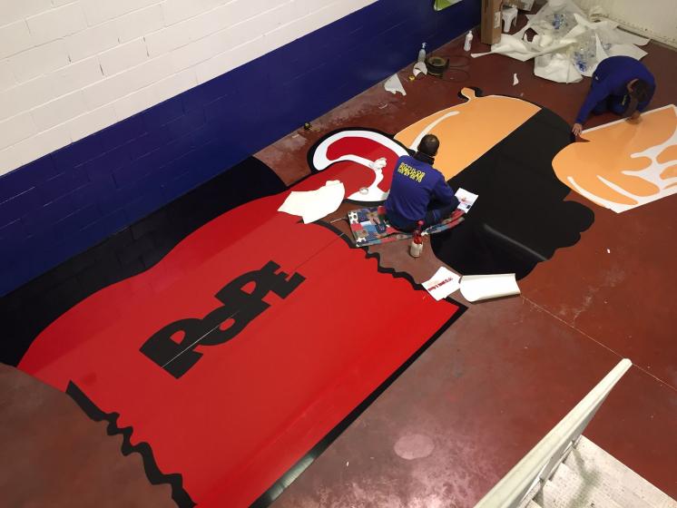 R&oacute;tulo cartel letras recortadas. Cash Pope, Dos Hermanas Sevilla. Figura corp&oacute;rea Gigante.