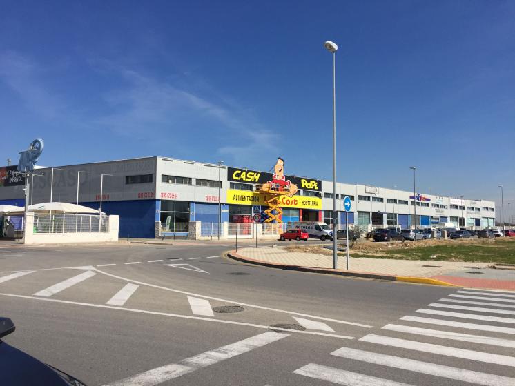 R&oacute;tulo cartel letras recortadas. Cash Pope, Dos Hermanas Sevilla. Figura corp&oacute;rea Gigante.