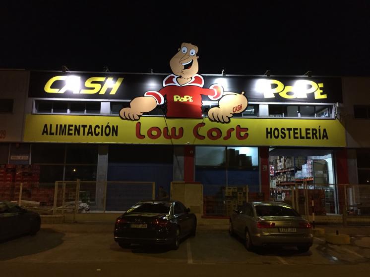R&oacute;tulo cartel letras recortadas. Cash Pope, Dos Hermanas Sevilla. Figura corp&oacute;rea Gigante.