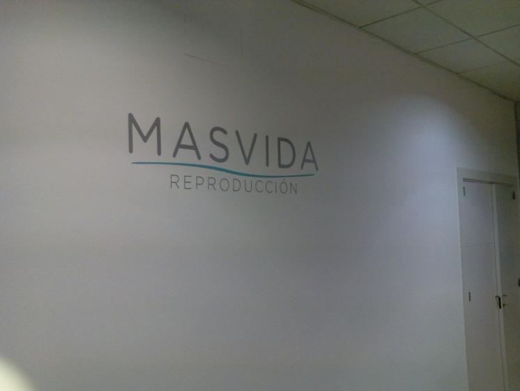 R&oacute;tulo cartel letras recortadas. Cl&iacute;nicas MasVida Reproducci&oacute;n, Los Bermejales Sevilla