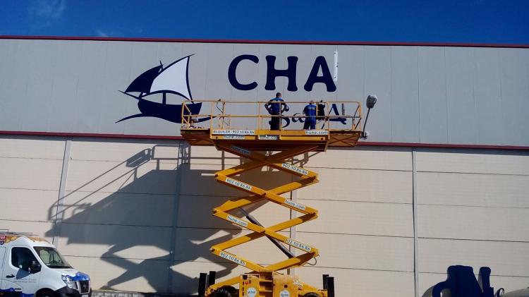R&oacute;tulo cartel letras recortadas. Sal Chalupa, Ibersal y halos Selection Dos Hermanas Sevilla. letras recortadas y lacadas.