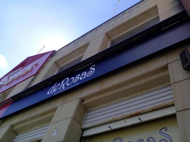 R&oacute;tulo cartel luminoso Luminaria. De Rosas, Expolocal en Bellavista Sevilla