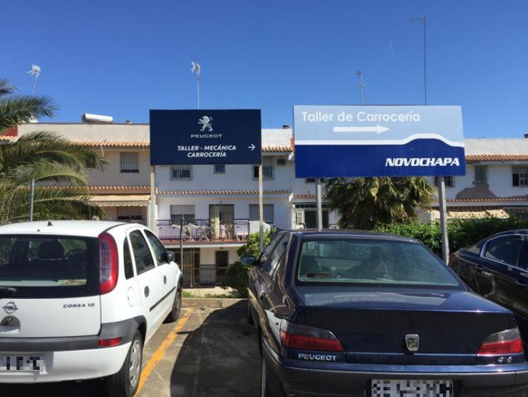 R&oacute;tulo Cartel Peugeot Automares. Tomares Sevilla