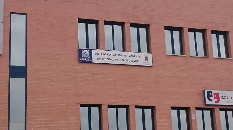 R&oacute;tulo cartel rotulado. Universidad Pablo de Olavide. Aula de Formaci&oacute;n Permanente en Tomares