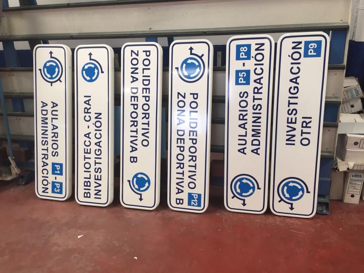 R&oacute;tulo Cartel Se&ntilde;alizaci&oacute;n direccional vial campus. Universidad Pablo de Olavide, Sevilla