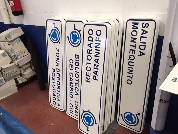 R&oacute;tulo Cartel Se&ntilde;alizaci&oacute;n direccional vial campus. Universidad Pablo de Olavide, Sevilla