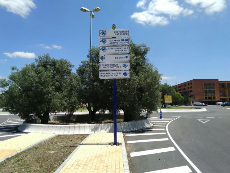 R&oacute;tulo Cartel Se&ntilde;alizaci&oacute;n direccional vial campus. Universidad Pablo de Olavide, Sevilla