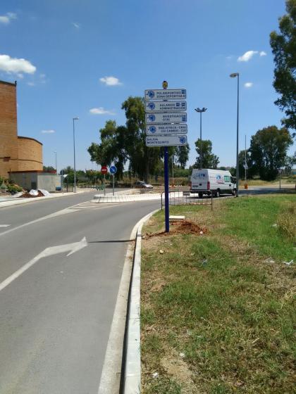 R&oacute;tulo Cartel Se&ntilde;alizaci&oacute;n direccional vial campus. Universidad Pablo de Olavide, Sevilla