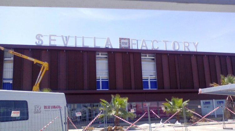 R&oacute;tulo en Letras corp&oacute;reas con frente de metacrilato e iluminadas con led. Centro Comercial Sevilla Factory en Dos Hermanas.