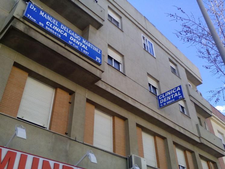 R&oacute;tulo luminoso Banderola Cl&iacute;nica dental Dr. Manuel Delgado Mart&iacute;nez Dos Hermanas Sevilla