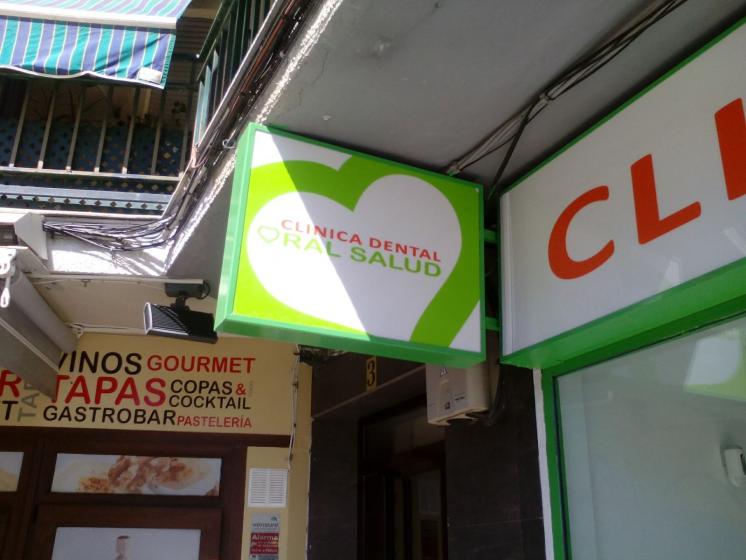 R&oacute;tulo luminoso Banderola Cl&iacute;nica dental, Oral Salud en Dos Hermanas Sevilla