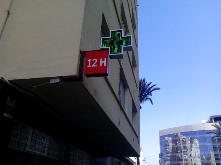 R&oacute;tulo luminoso Banderola. Farmacia C&aacute;diz