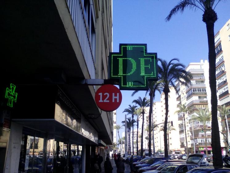 R&oacute;tulo luminoso Banderola. Farmacia C&aacute;diz