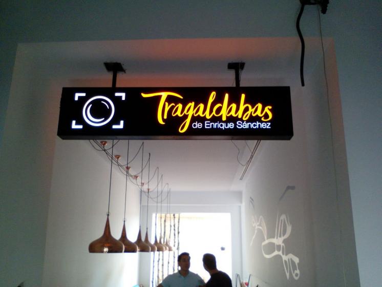 Rótulo luminoso corpóreo. Caja luminosa calada e iluminada con led. Restaurante Tragaldaba de Enrique Suárez, Sevilla
