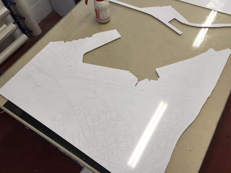 R&oacute;tulo. Proyecto de arquitectura de la Universidad de Sevilla. Metacrilato fresado y vinilo laminado con planos.