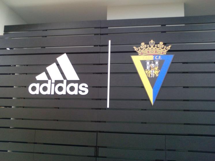Rótulo Tienda Oficial del Cádiz C.F. Trabajos realizados para la empresa Arquitectura de la Madera.