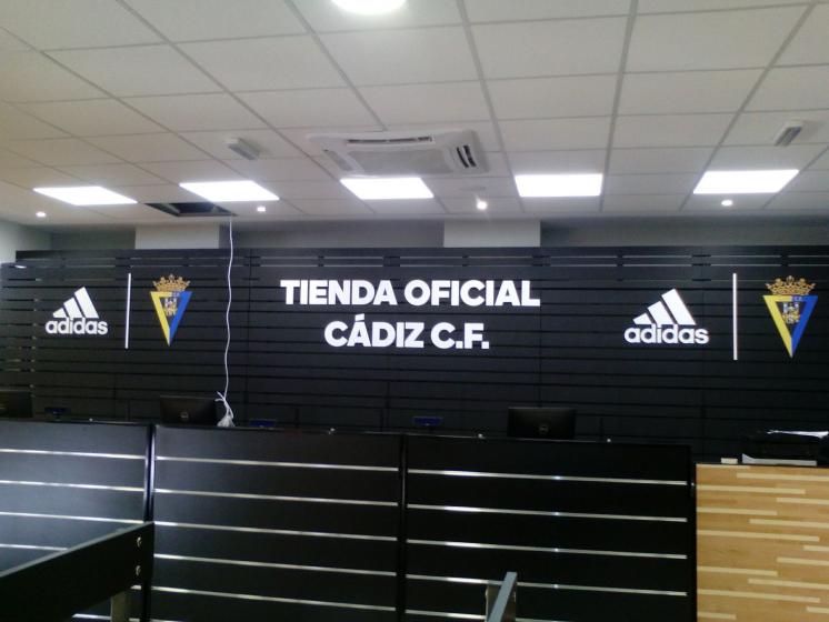 Rótulos Tienda Oficial del Cádiz C.F. Trabajos realizados para la empresa Arquitectura de la Madera.