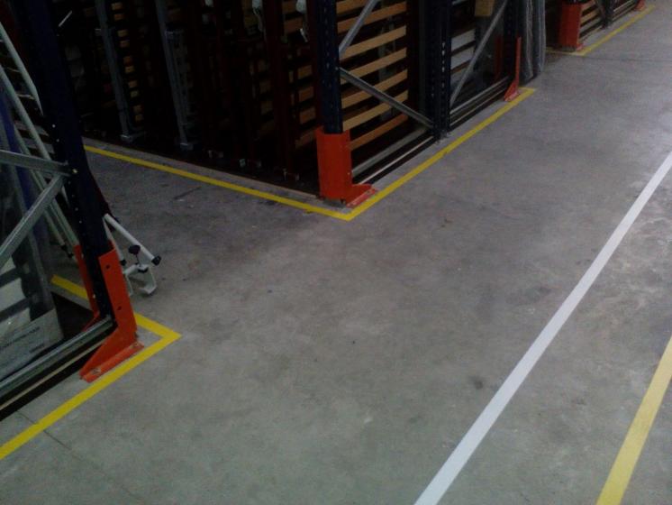 Señalización interior suelos riesgos laborales. Empresa Proazimut Sevilla.