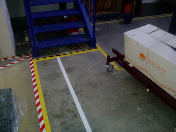 Señalización interior suelos riesgos laborales. Empresa Proazimut Sevilla.