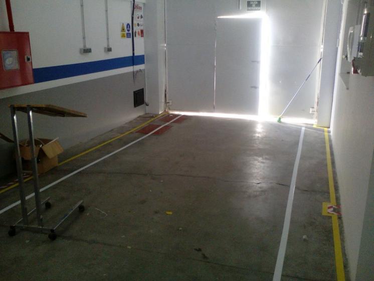 Señalización interior suelos riesgos laborales. Empresa Proazimut Sevilla.