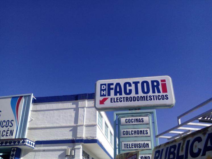 Tótem DH Factory, Polígono Store Sevilla.