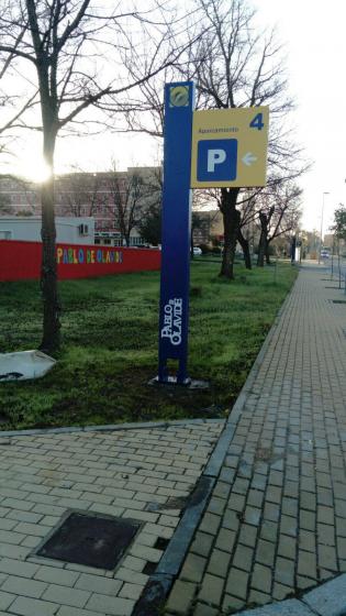 Universidad Pablo de Olavide Sevilla. Se&ntilde;alizaci&oacute;n y mobiliario informativo.