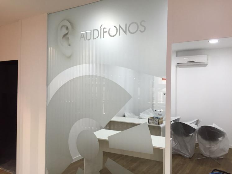 Visual &Oacute;ptica, Bellavista Sevilla. Vinilo acido impreso. Rotulaci&oacute;n de vinilos en impresi&oacute;n digital y al &aacute;cido