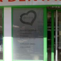 Rotulación de cristales y escaparates. Clínicas Dental Oral Salud Dos Hermanas Sevilla