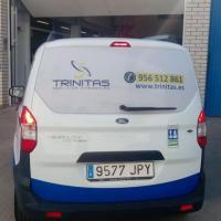 Rotulación de furgoneta en vinilo de corte e impresión digital. Trinitas Servicios Integrales, Sevilla