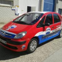 Rotulación integral de vehículo en impresión digital sobre vinilo laminado fundido. Inmobiliarias Remax, Sevilla