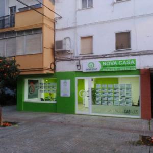Rotulación de vinilo ácido plata en cristal. Inmobiliaria Nova Casa Sevilla