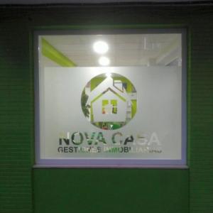 Rotulación de vinilo ácido plata en cristal. Inmobiliaria Nova Casa Sevilla